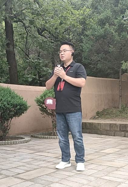 男人和女人站在树下 AI 生成的内容可能不正确。