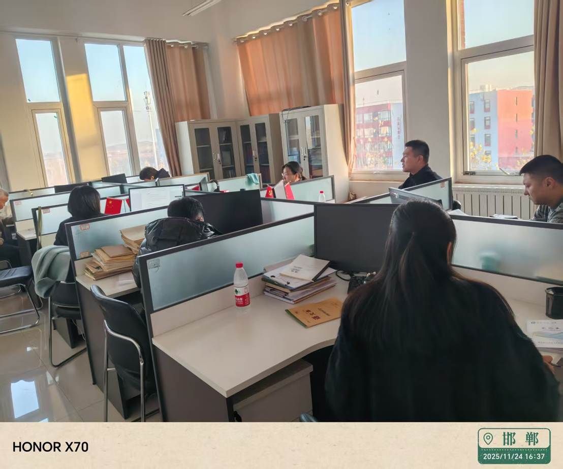 办公室里的狗 AI 生成的内容可能不正确。